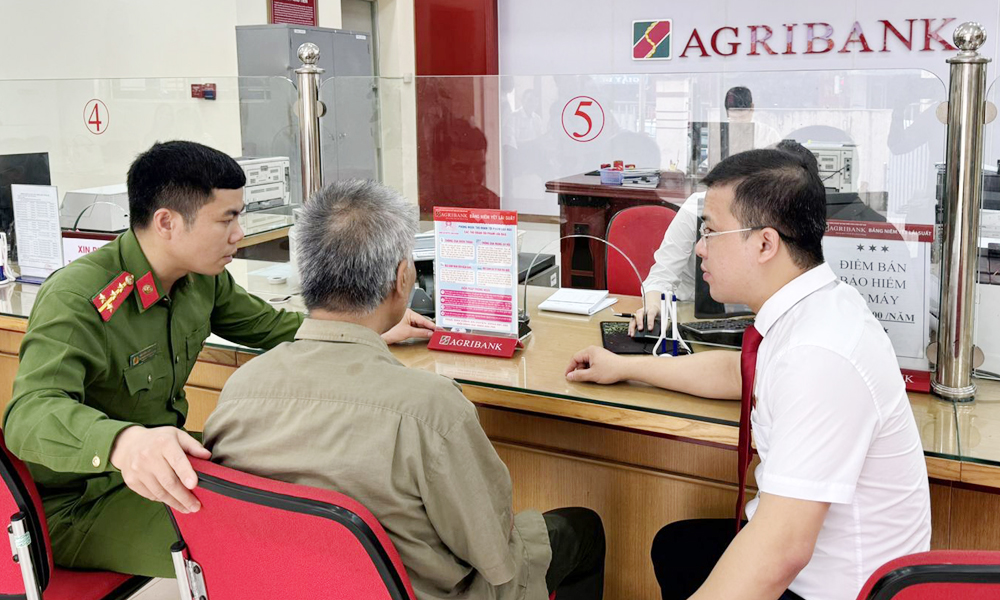 Công an thị trấn Kép và nhân viên Phòng giao dịch Kép, Ngân hàng Agribank Chi nhánh huyện Lạng Giang tư vấn, ngăn ông T chuyển tiền cho đối tượng lừa đảo.